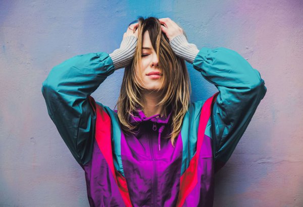 Comment associer des bas résille avec goût dans un ensemble de bureau moderne ?