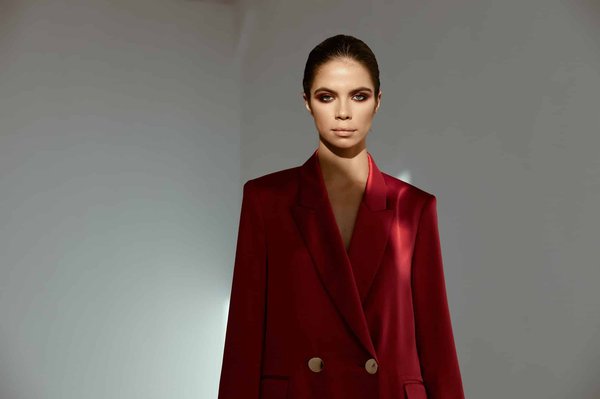 Comment harmoniser des bottes de pluie avec une tenue chic pour le travail?